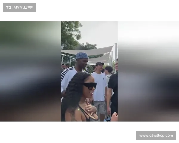 爱德华兹现身成都熊猫基地 获赠特制球鞋与面具惊喜亮相 爱德华兹现身成都熊猫基地 获赠特制球鞋与面具惊喜亮相